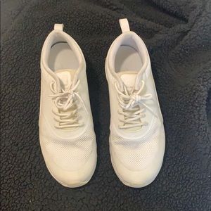 White Nike Air Max Thea’s
